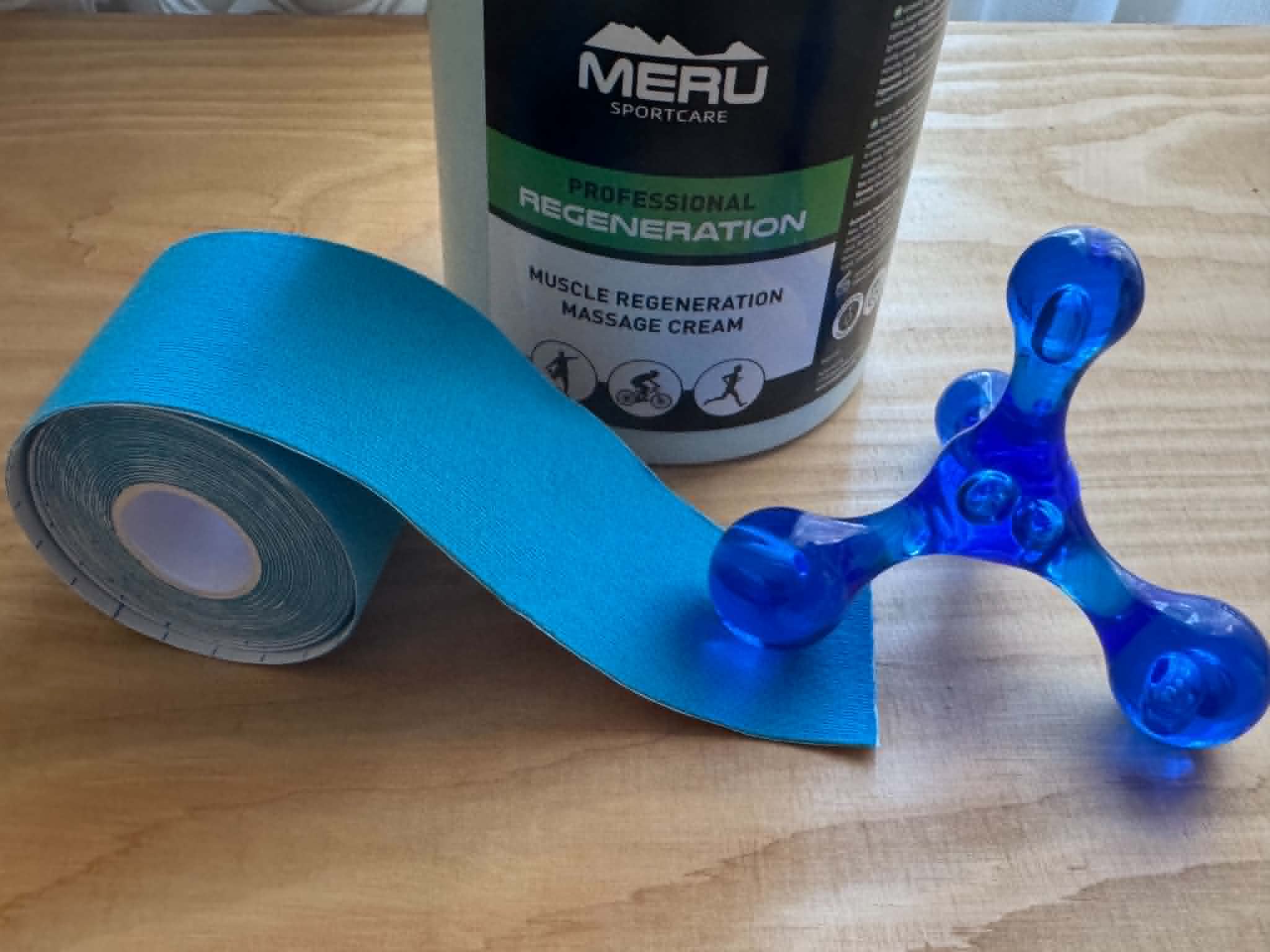 Masszázseszközök: kinesio tape, regeneráló krém és masszázsgörgő.